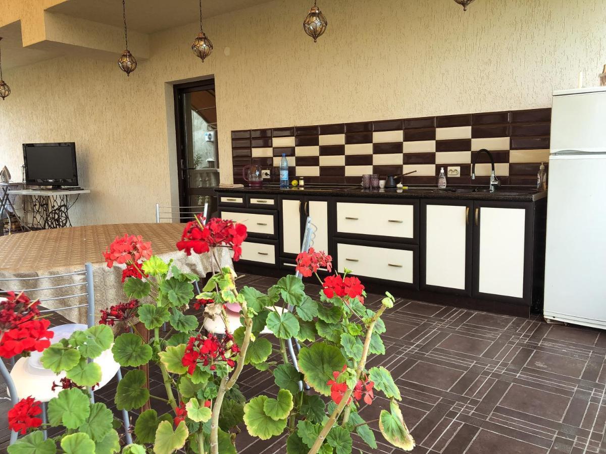 Гостевой Дом Siella Hotel Sukhumi Exterior photo